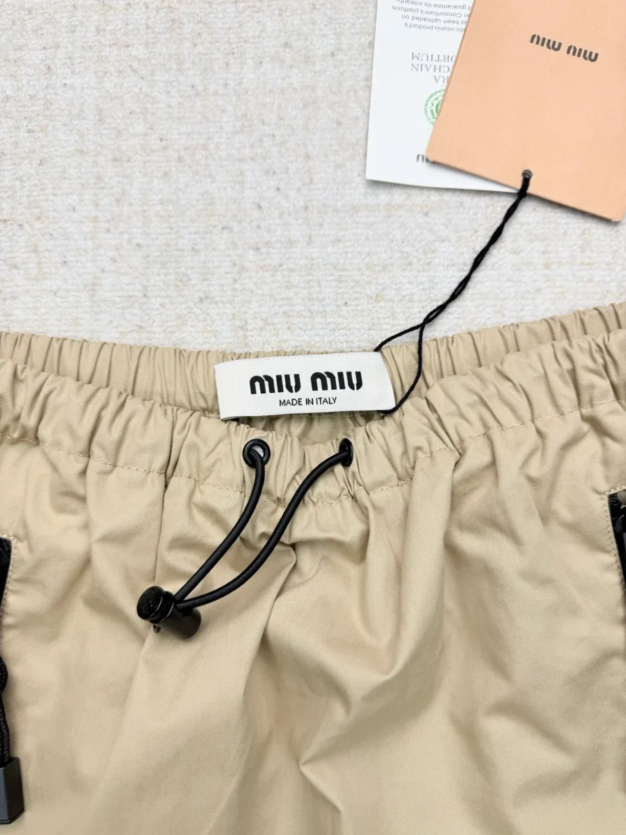 Фирменная бирка Miu Miu на внутренней стороне пояса юбки