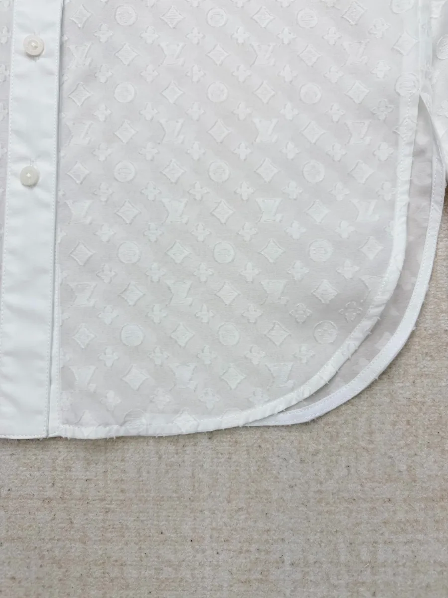 Закруглённый подол белой рубашки с жаккардовым узором Monogram