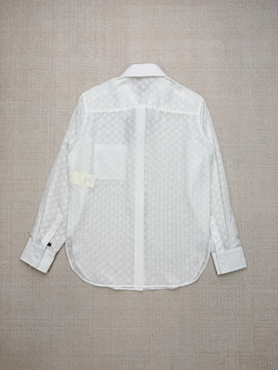 Белая женская рубашка с узором Monogram, вид со спины