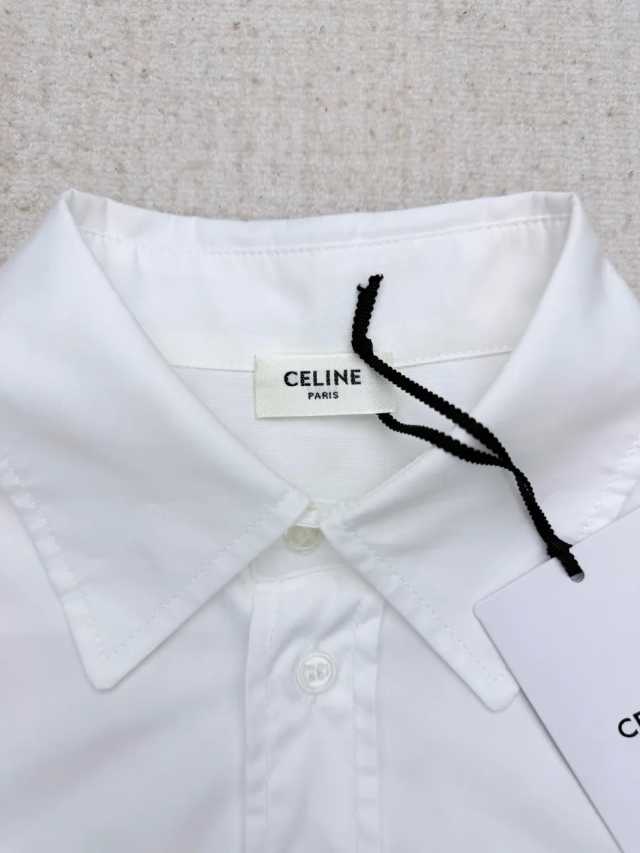 Воротник белой хлопковой рубашки и фирменный ярлык Celine крупным планом