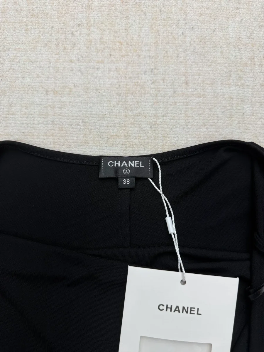 Внутренний тканевый ярлык с логотипом бренда Chanel и навесной биркой