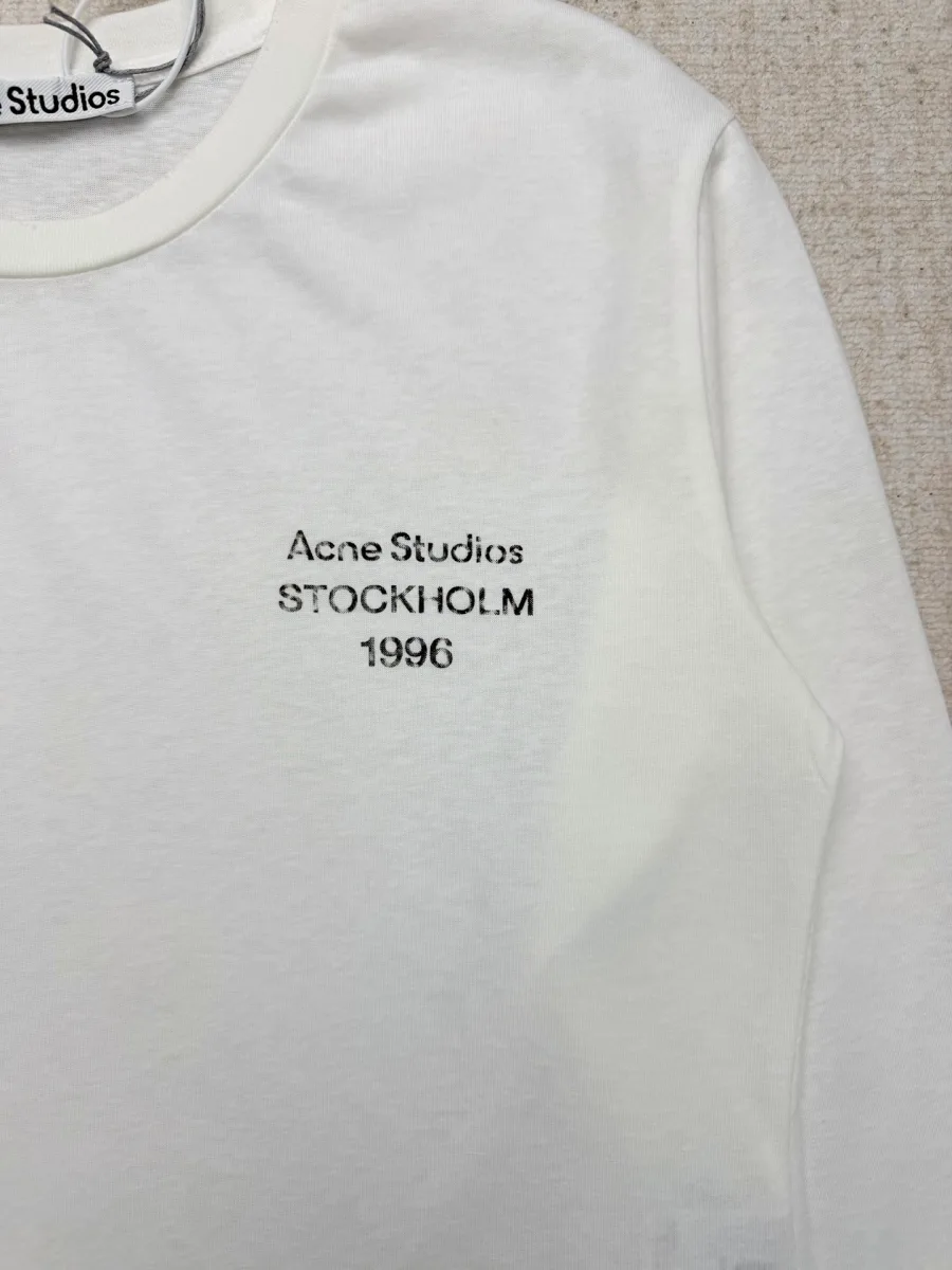Контрастный текстовый логотип Acne Studios Stockholm 1996 на груди