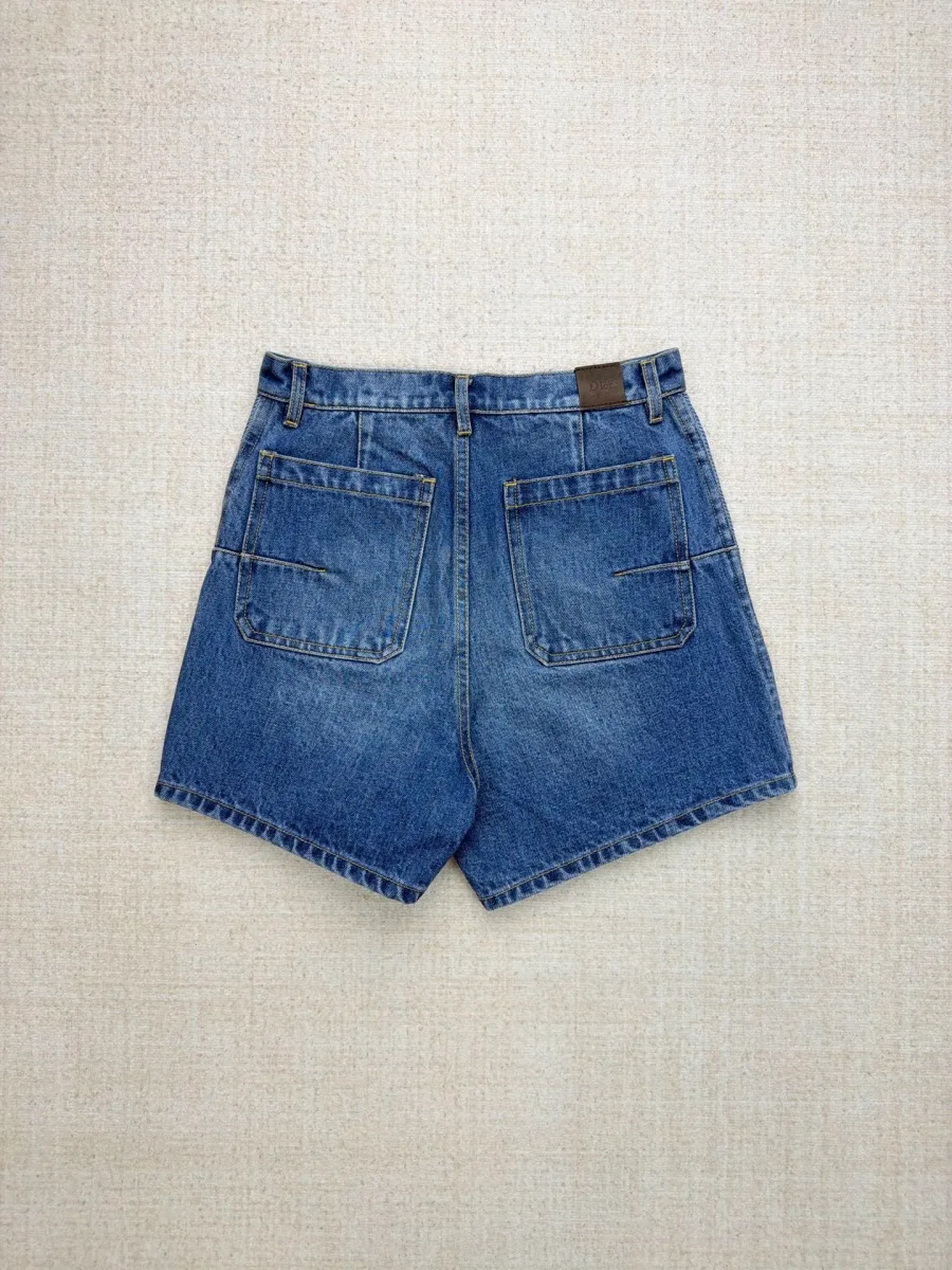 Синие джинсовые шорты, вид сзади с двумя накладными карманами и кожаным патчем