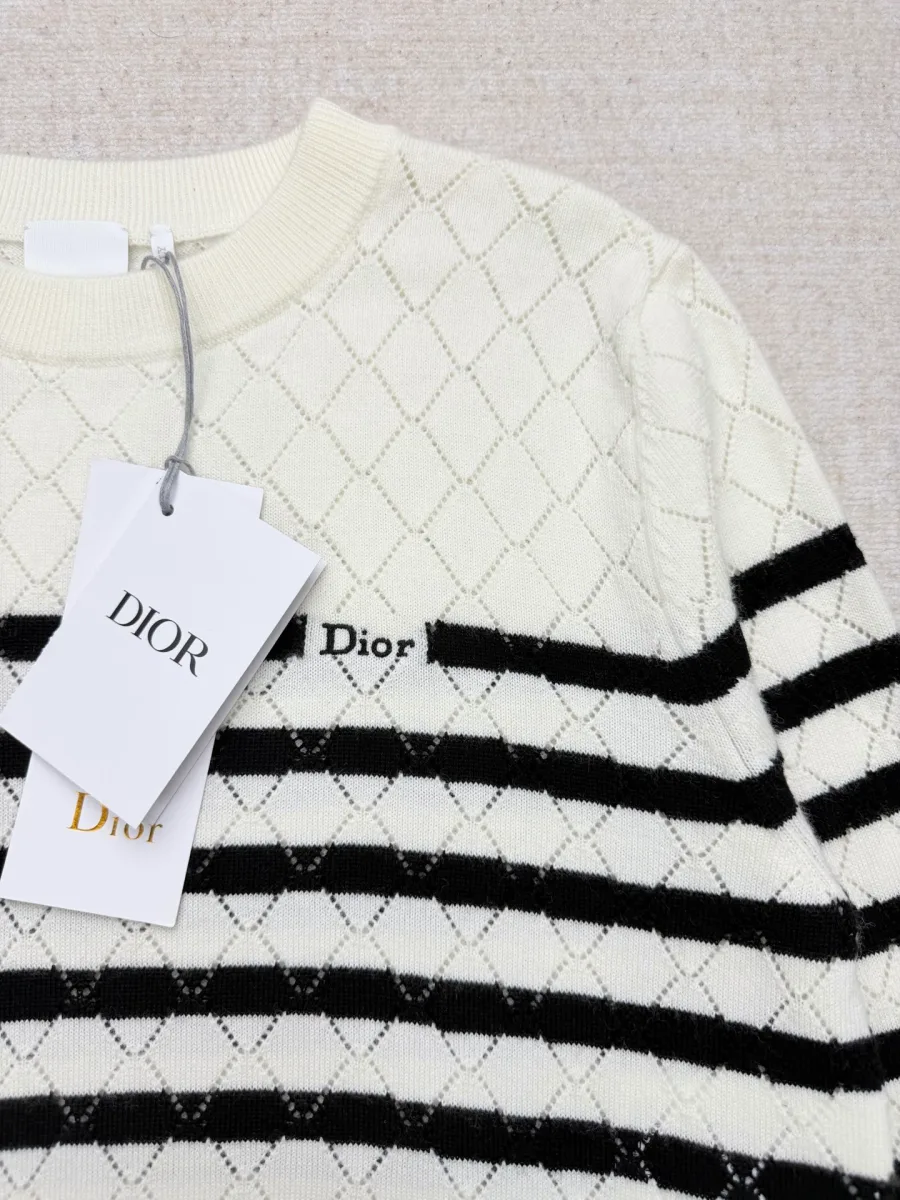 Верхняя часть джемпера с фирменными бирками и вышитым логотипом Dior на груди