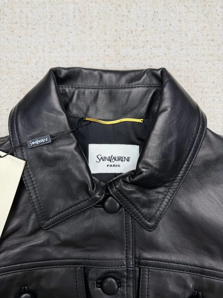 Отложной воротник чёрной кожаной куртки и фирменная бирка Saint Laurent