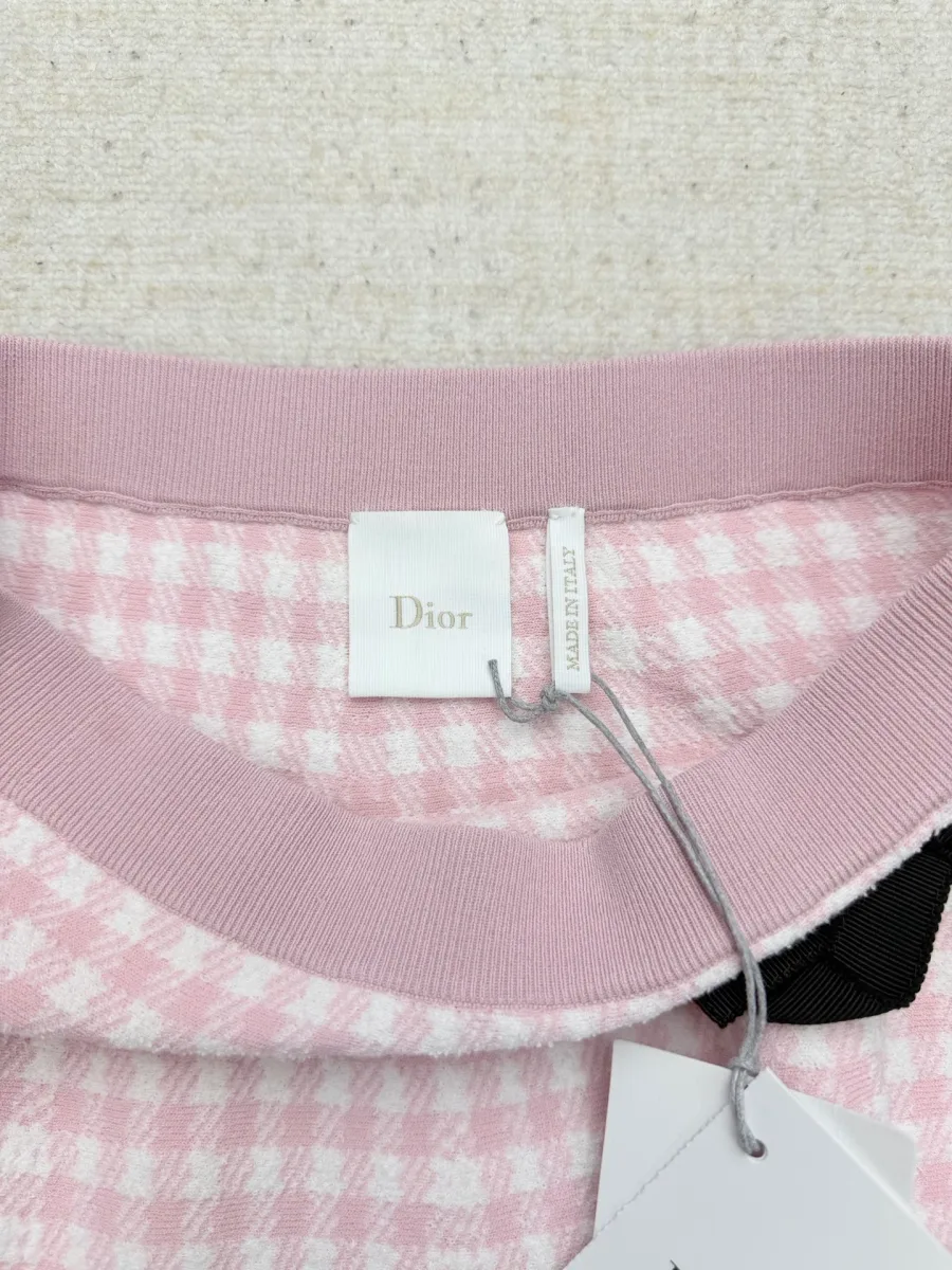 Внутренняя сторона пояса с фирменной тканевой биркой Dior