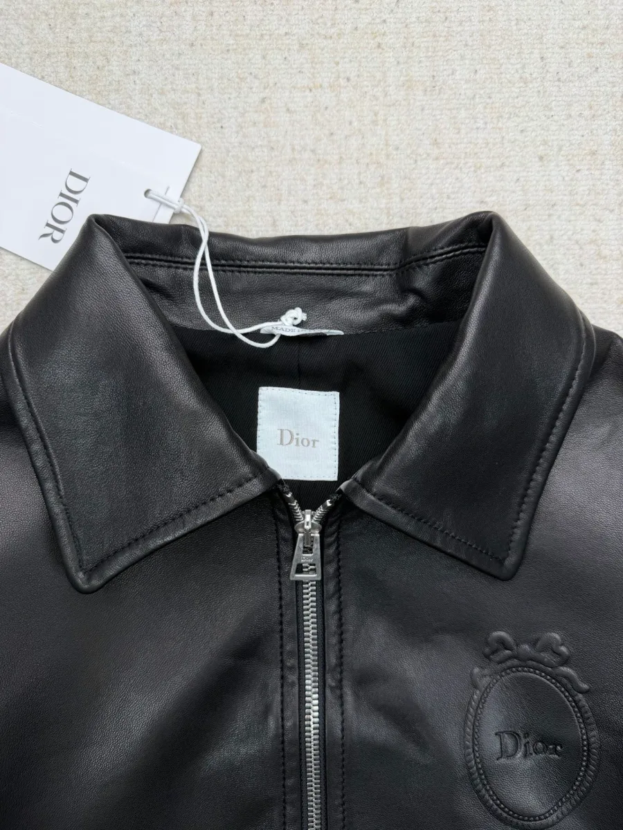 Отложной воротник, металлическая молния и бирка куртки