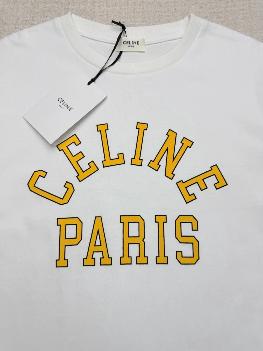 Контрастный жёлтый текстовый принт на груди футболки крупным планом