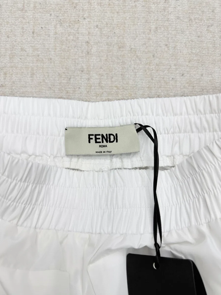 Внутренняя тканевая бирка Fendi на поясе изделия