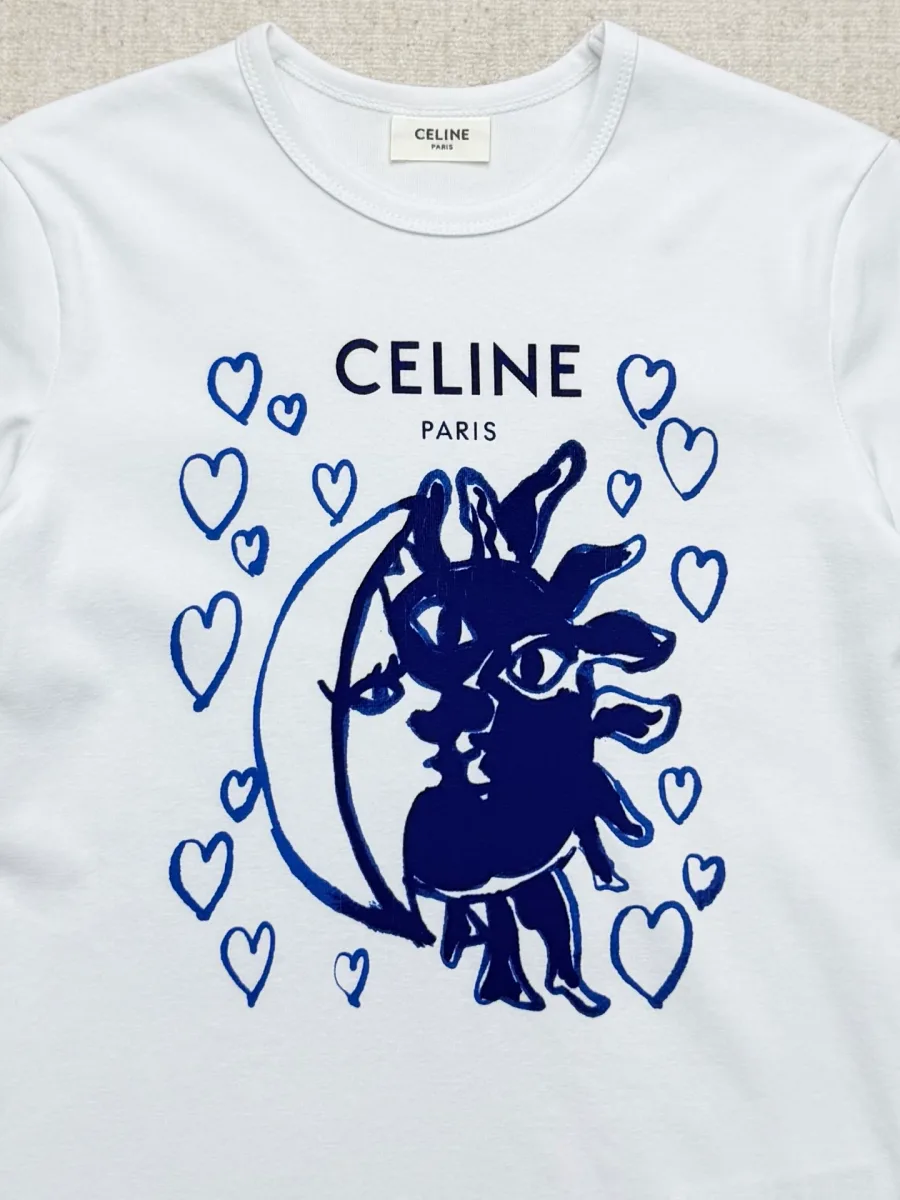 Крупный план синего графического принта с логотипом Celine и сердцами