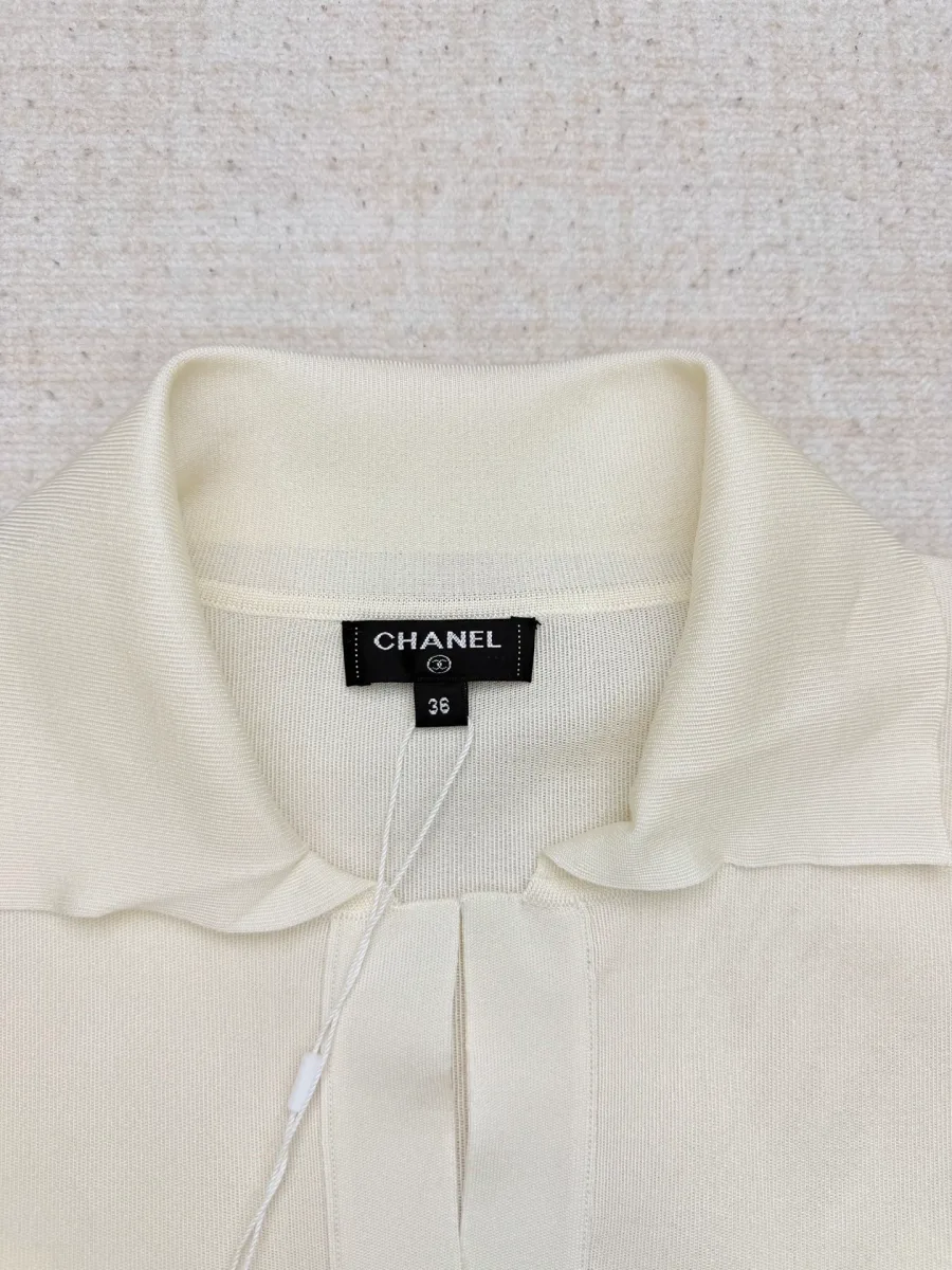 Отложной воротник и бирка Chanel с размером крупным планом