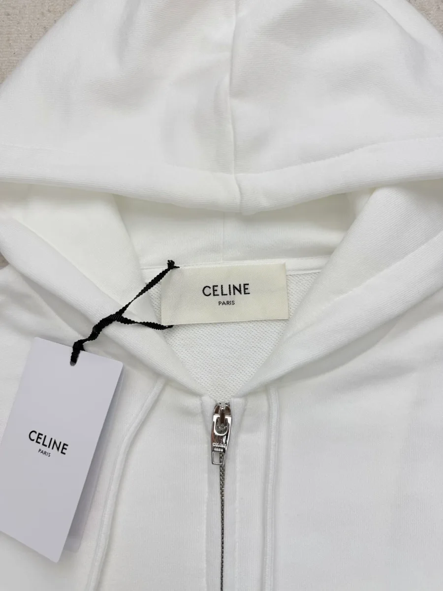 Горловина толстовки Celine с капюшоном, фирменной биркой и металлической молнией