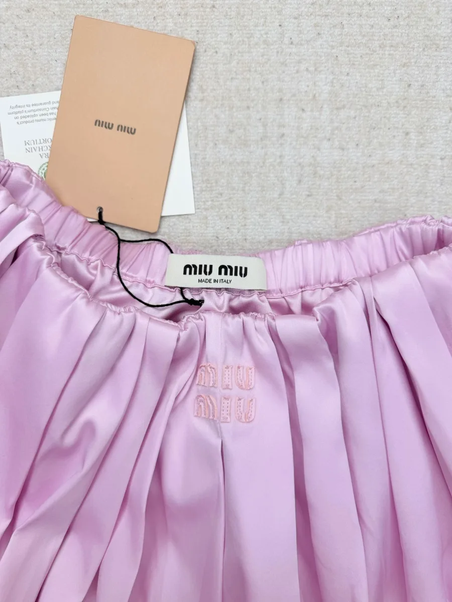 Бирка Miu Miu и эластичный присборенный пояс розовой юбки