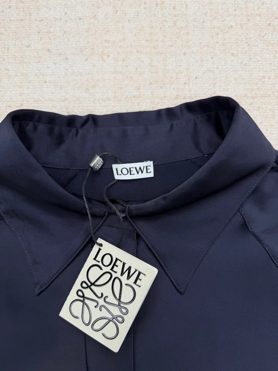 Отложной воротник рубашки и фирменная навесная бирка Loewe крупным планом
