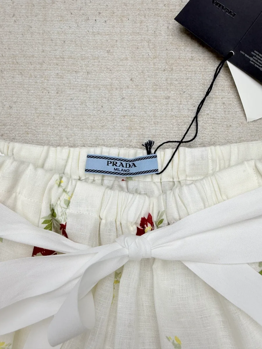 Внутренняя брендовая бирка Prada и эластичный пояс с текстильной лентой