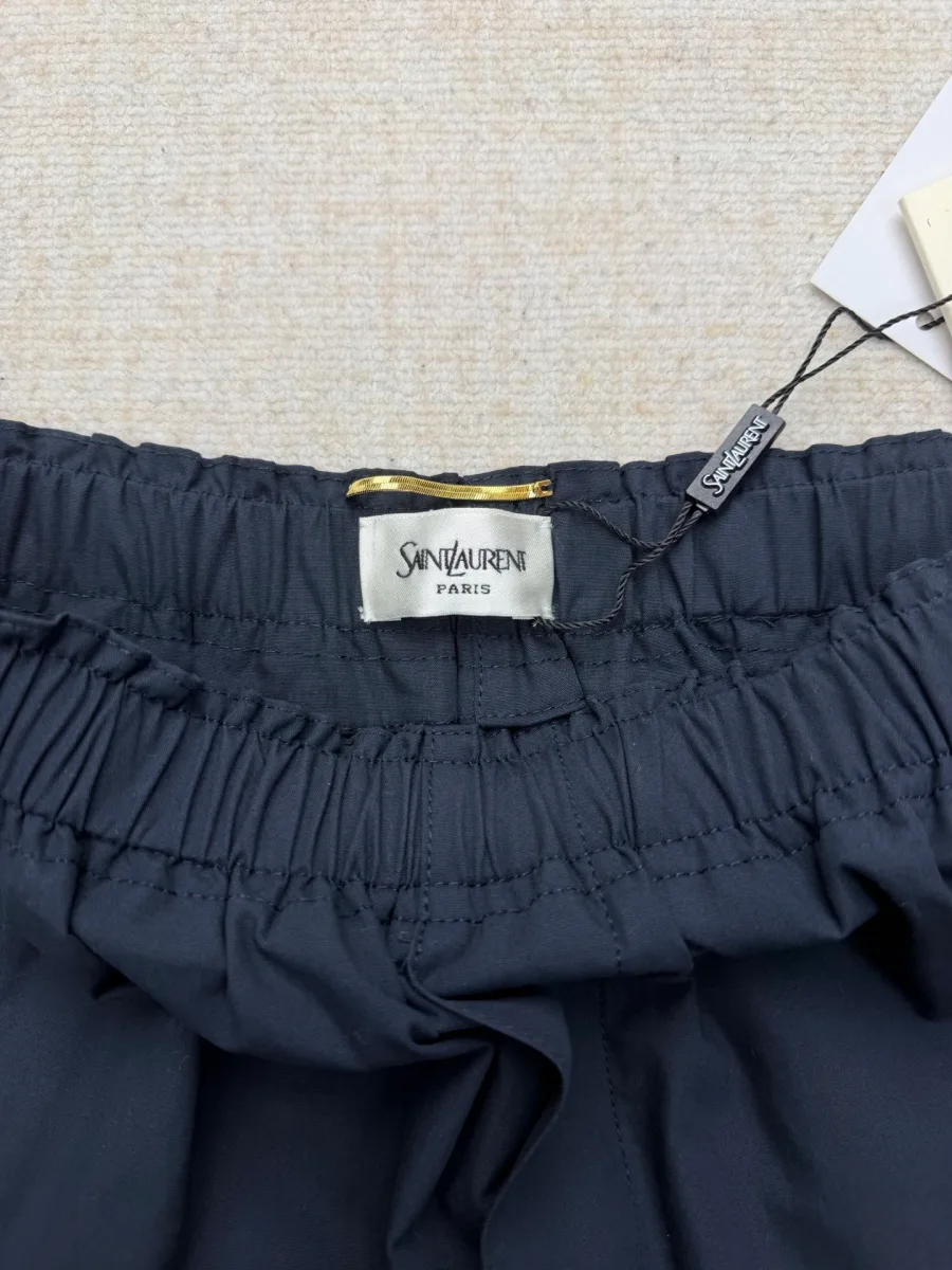 Эластичный пояс шорт с биркой Saint Laurent крупным планом