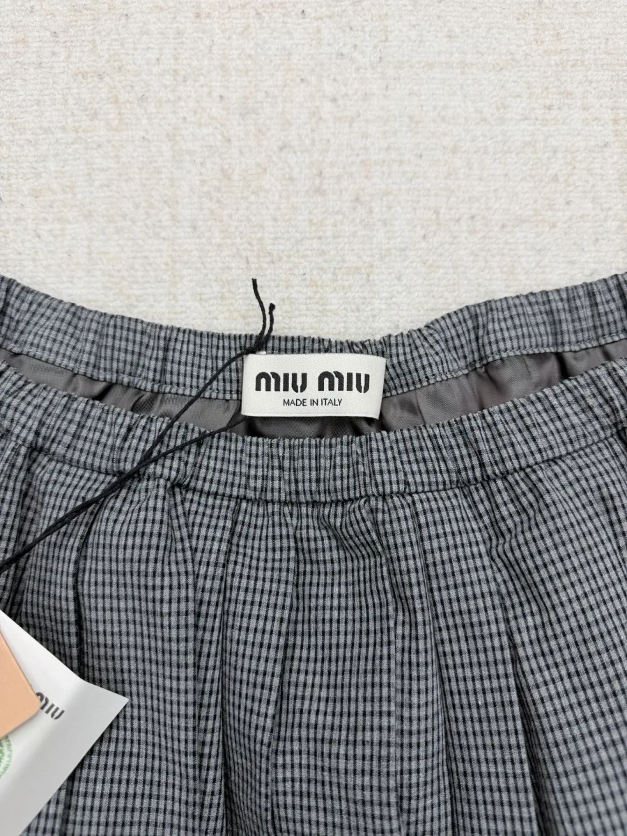 Внутренняя бирка с логотипом Miu Miu на поясе изделия