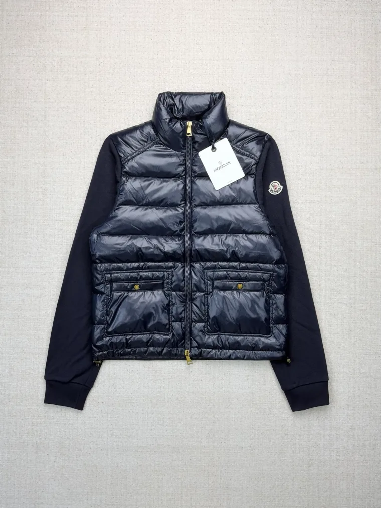 Moncler Тёмно-синий комбинированный пуховик с вязаными рукавами