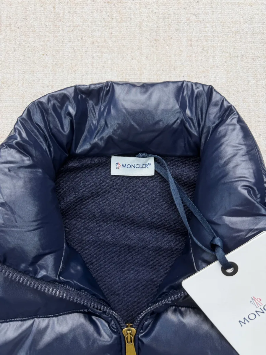 Внутренняя отделка воротника и текстильная бирка Moncler крупным планом