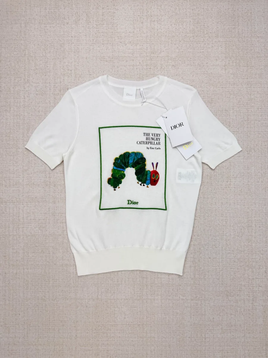 Белая трикотажная футболка с принтом гусеницы The Very Hungry Caterpillar, вид спереди