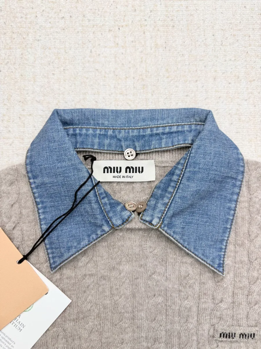 Крупный план съемного джинсового воротника и брендовой бирки Miu Miu