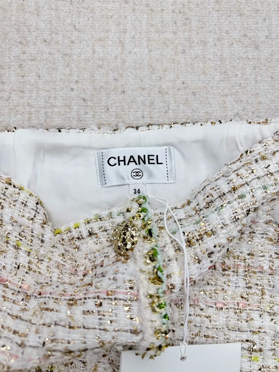 Внутренний ярлык Chanel на поясе твидовой юбки с отделкой кантом