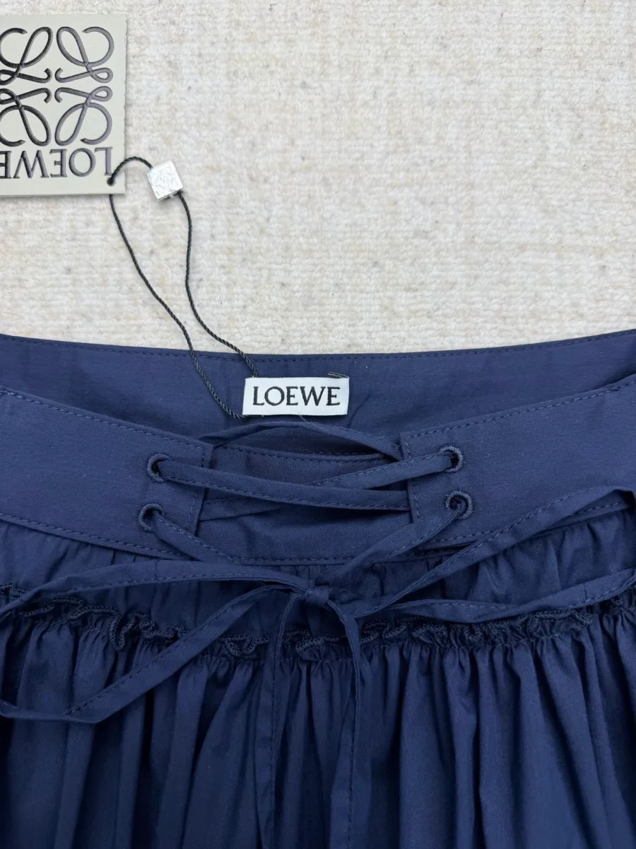 Шнуровка на поясе синей хлопковой юбки и фирменная бирка Loewe
