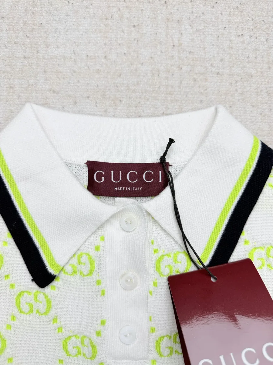 Отложной воротник поло с контрастной отделкой и биркой бренда на горловине