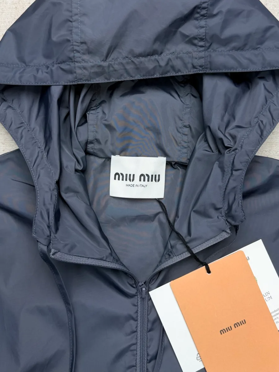 Внутренняя бирка с логотипом Miu Miu и навесной фирменный ярлык