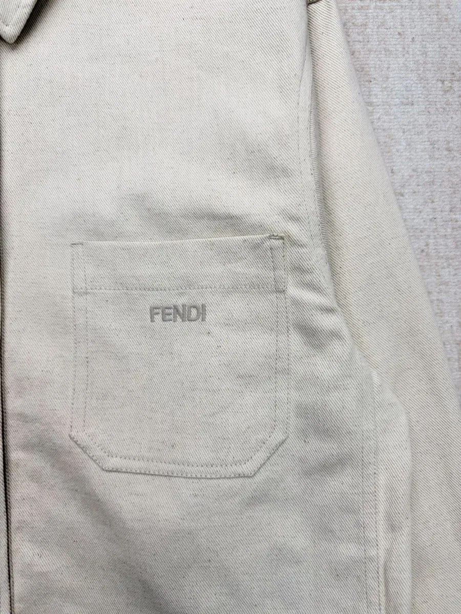 Нагрудный накладной карман с вышитым логотипом Fendi крупным планом