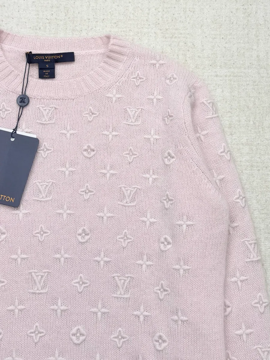 Крупный план плечевой зоны и рельефный фирменный узор Monogram