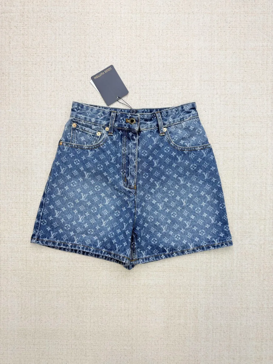 Синие джинсовые шорты с узором Monogram, вид спереди