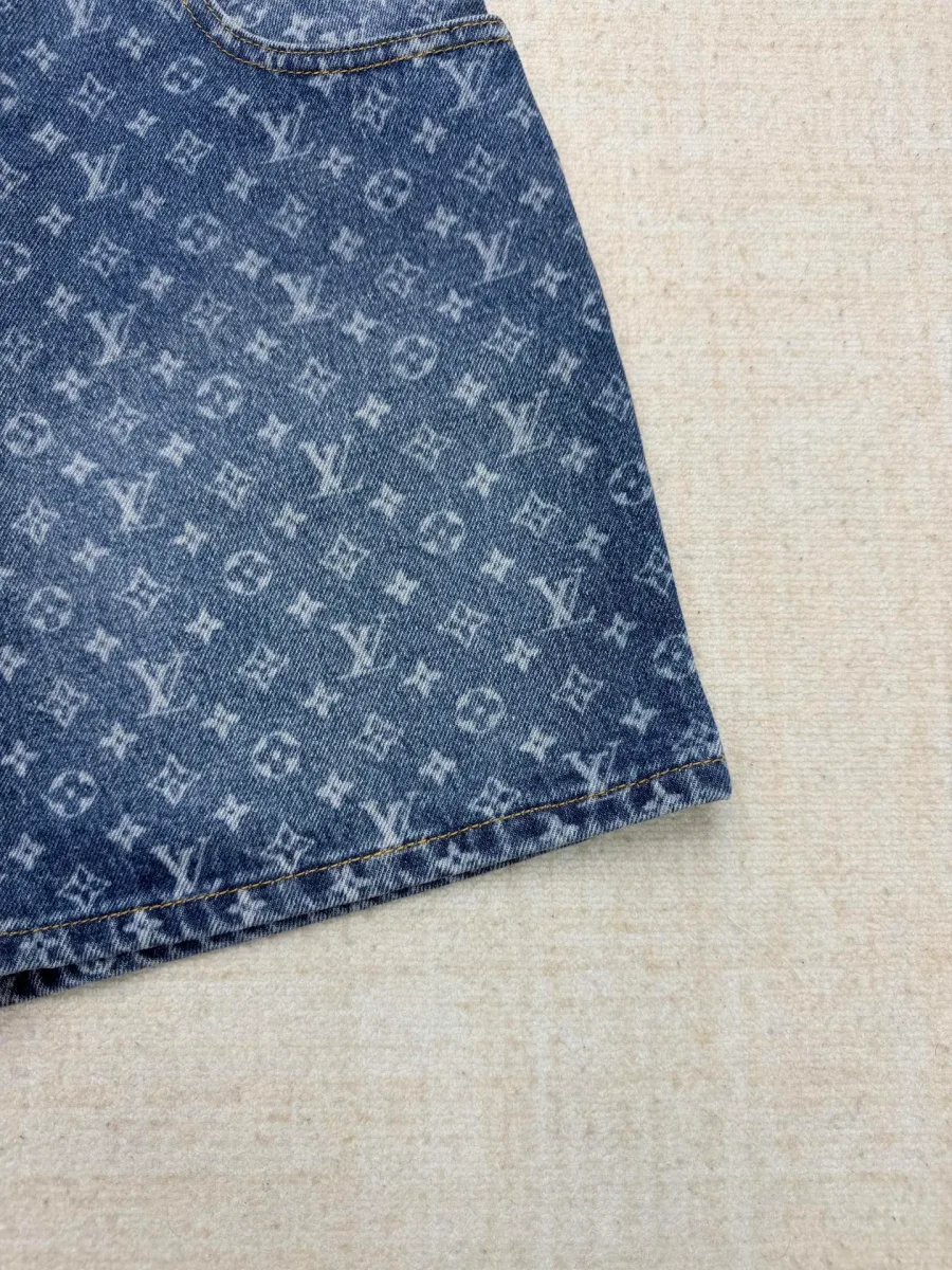 Фактура синего варёного денима с узором Monogram крупным планом