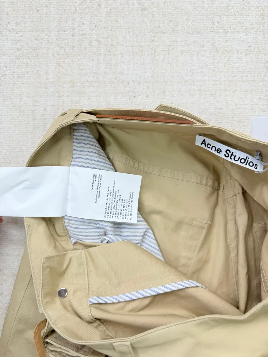 Внутренняя отделка пояса и ярлык Acne Studios
