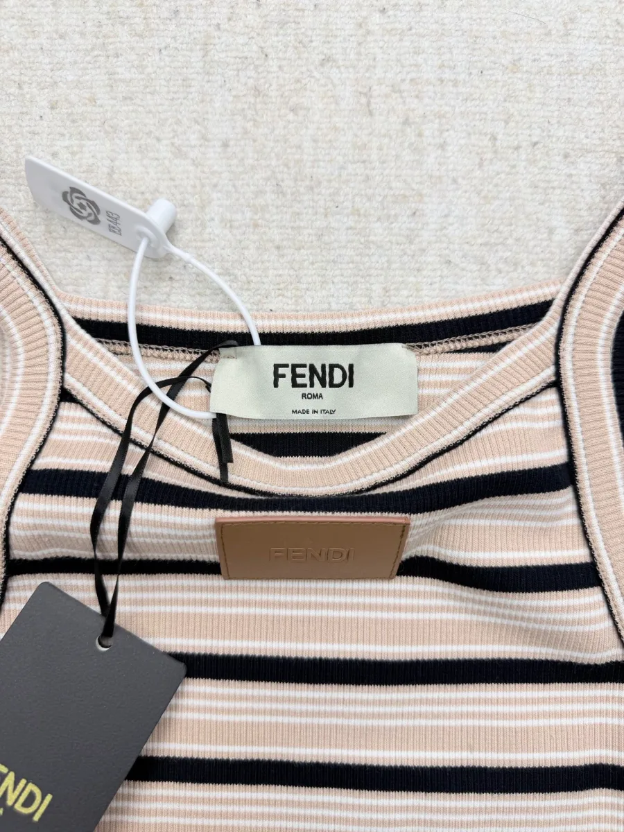 Крупный план выреза горловины с брендовой биркой Fendi и плакеткой