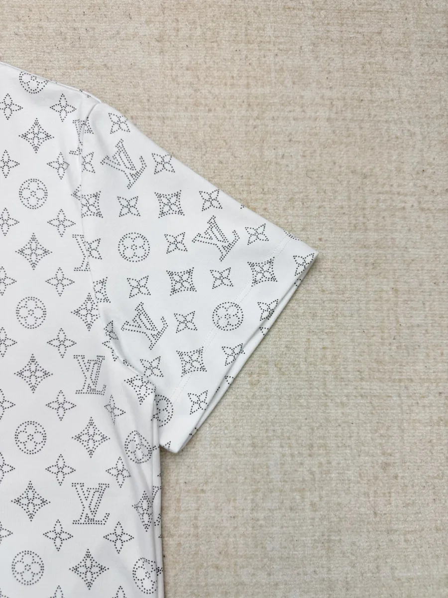 Короткий рукав белой футболки с узором Monogram