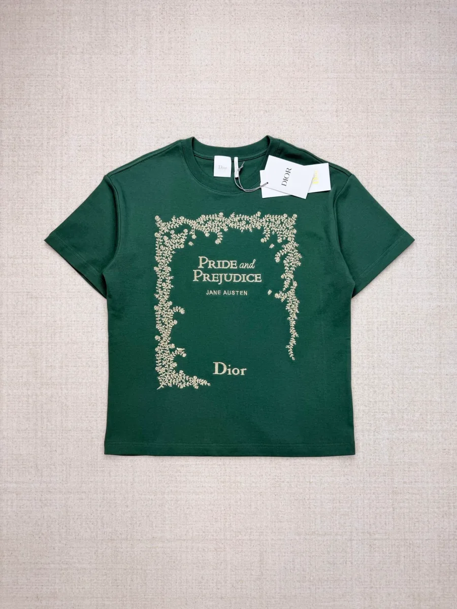 Тёмно-зелёная женская футболка прямого кроя с вышитым узором спереди, общий вид