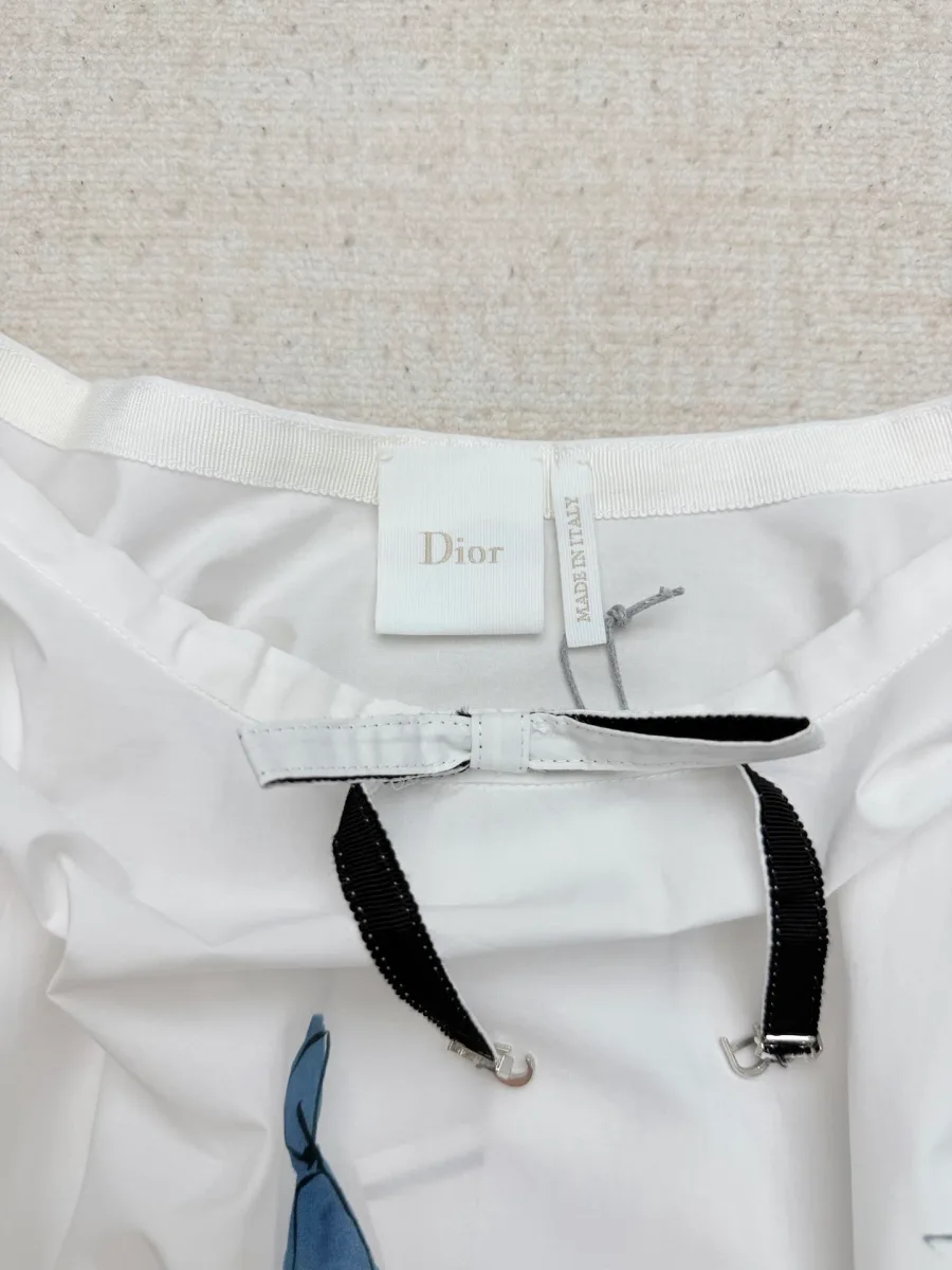 Внутренняя сторона пояса с брендовой биркой Dior и завязками