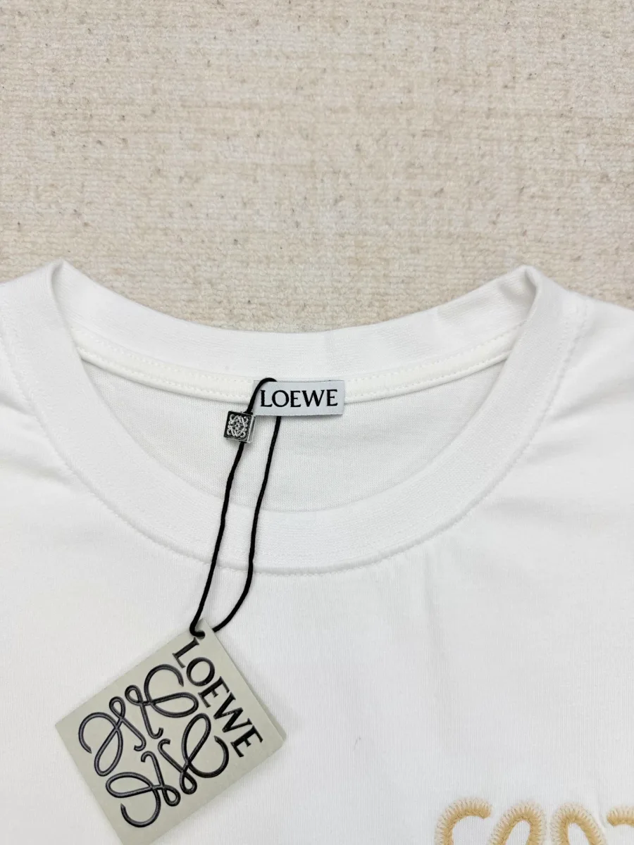 Круглый вырез горловины белой футболки с фирменной биркой Loewe