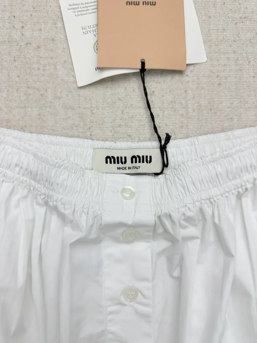 Эластичный пояс юбки крупным планом с биркой бренда Miu Miu