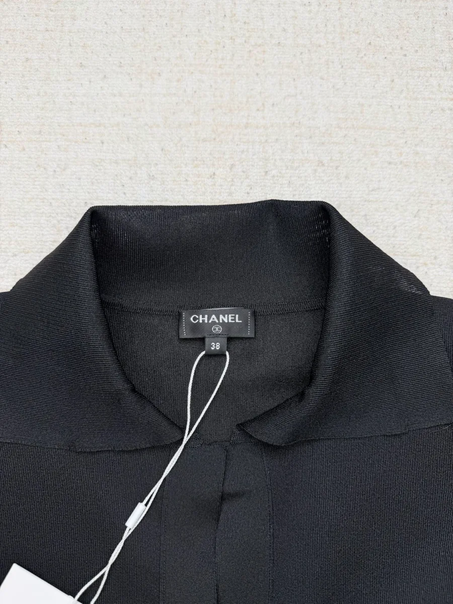Отложной воротник и бирка Chanel на чёрном шёлковом поло
