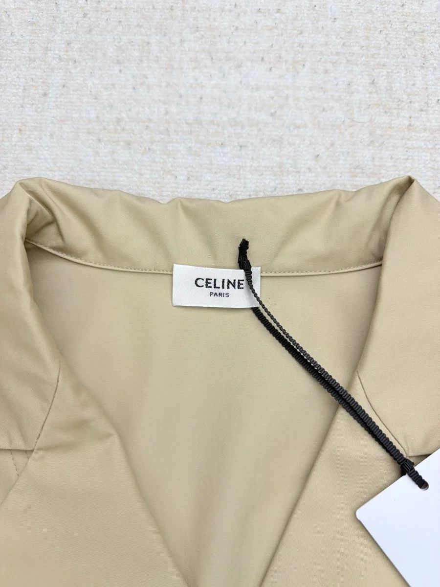 Отложной воротник бежевого платья с фирменным ярлыком CELINE