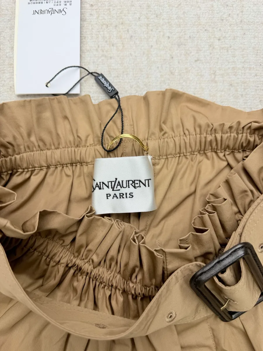 Внутренняя сторона пояса с эластичной сборкой и фирменным ярлыком Saint Laurent