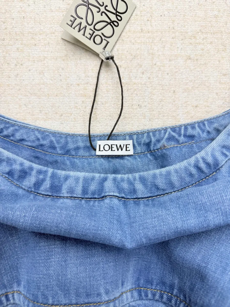 Бирка Loewe на поясе джинсовой юбки крупным планом