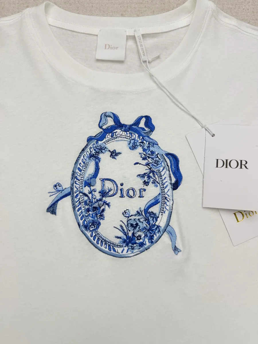 Синяя вышивка в форме медальона с логотипом Dior крупным планом