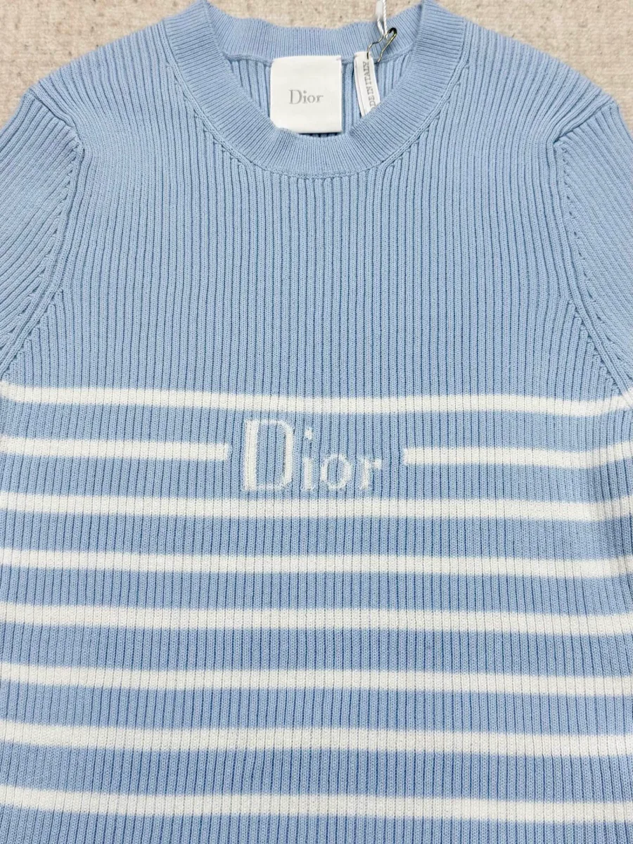 Контрастная надпись Christian Dior и полосатый узор на груди крупным планом