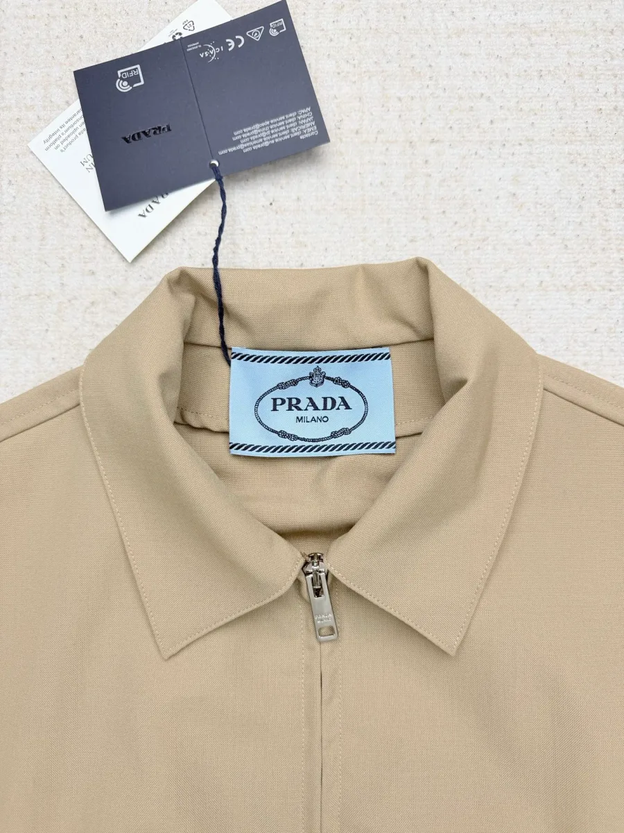 Вид ветровки Prada спереди на молнии