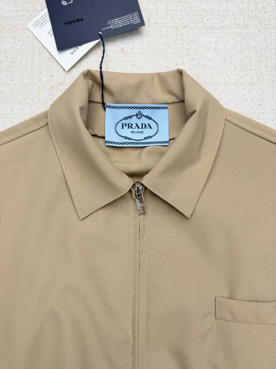 Бежевая ветровка Prada вид сзади