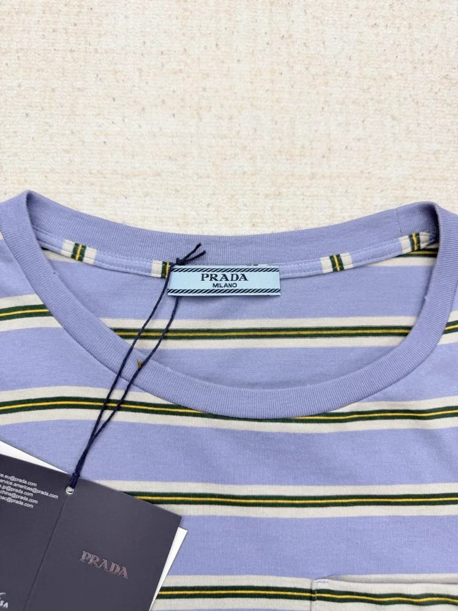Круглый вырез горловины футболки с фирменной биркой Prada