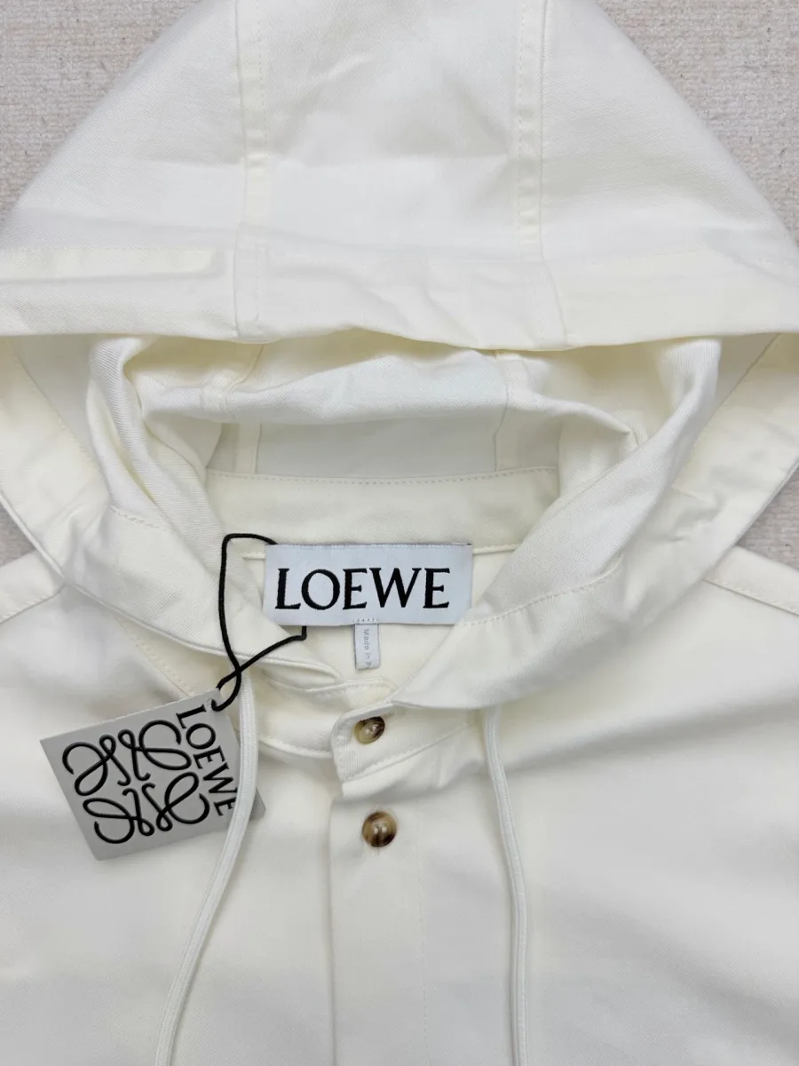 Капюшон с биркой Loewe и шнурком, вид спереди крупным планом